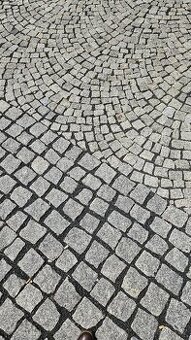 Pokládka dlažby, žulové kostky