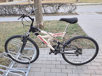 Horské kolo Engine Alpena, stojan na kolo a cyklo helma