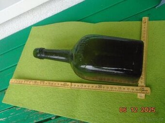 Stará lahev s litým nápisem MAGGI