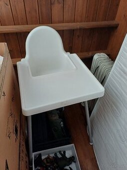 Dětská stolička Ikea a hračky pro děti