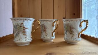 Porcelánový pozlacený hrnek na kávu