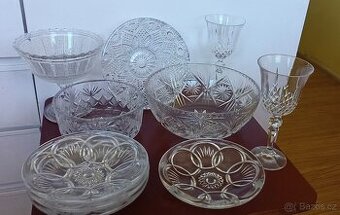 Broušené skleněné mísy a vázy