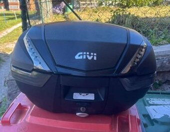 Givi monokey V47 horní kufr na motorku.