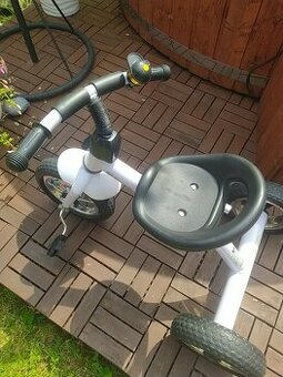 KRÁSNÁ NOVÁ BÍLÁ KOVOVÁ TŘÍKOLKA - 1