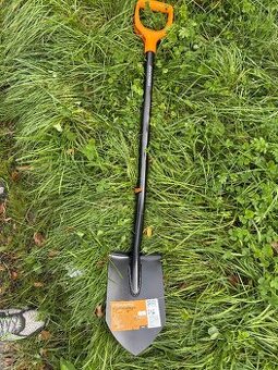 Rýč Solid špičatý Fiskars