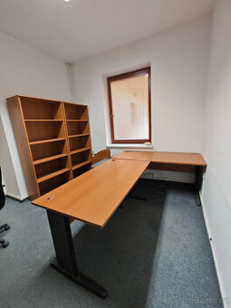 kancelářské stoly a kontejnery