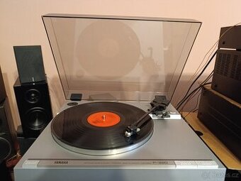 Gramofon Yamaha  P-220