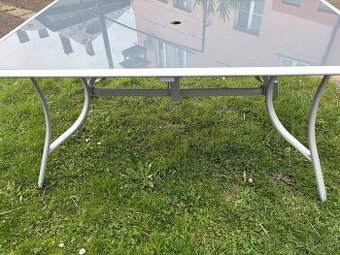 Zahradní stůl