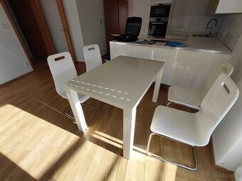 Bílý stůl a 4 židle
