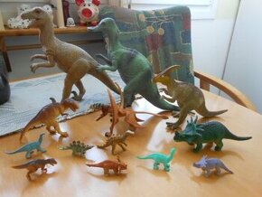 Figurky dinosauři od 23cm do 4cm + zvířátka od 11cm do 4cm