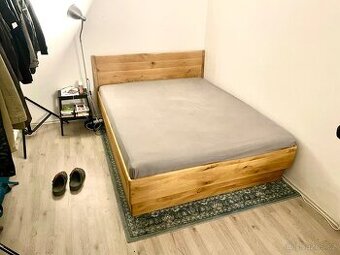 Prodám masivní dubovou postel 160cm s úložným prostorem