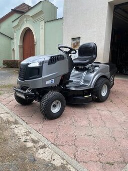 Zahradní traktor traktůrek MTD