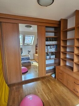 Vestavná skříň s posuvnými dveřmi od truhláře