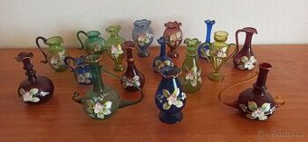 Miniaturní ručně malované vázičky /16 kusů/.Miniaturní ručně