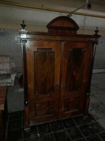 Starožitná skříň