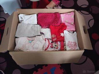 Balík oblečení pro holčičku