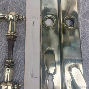 Staré mosazné kliky a štítky.