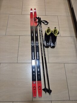 Běžky se skinem Atomic, boty Fischer 36 a hulky