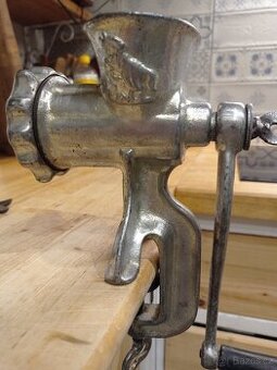 Ruční mlýnek na maso.