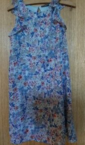 Mladistvé letní šaty.