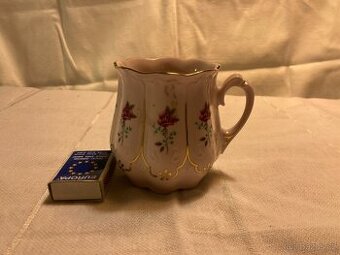 hrneček z růžového porcelánu s kvítky