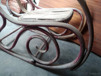 Starožitné houpací křeslo z ohýbaného dřeva