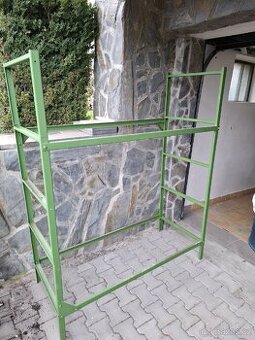 Železný regál bez polic