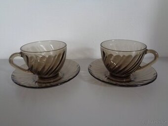 2 hrníčky s podšálky z kouřového skla