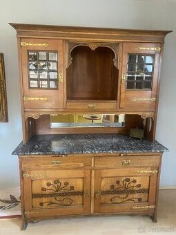 Starožitný dřevěný příborník