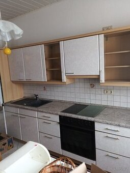 Kuchyňská linka ve velmi dobrém stavu.