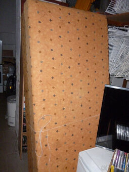 válenda s úložným prostorem