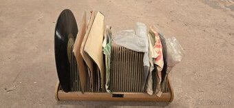 Retro stojan na gramofonové desky