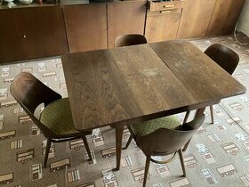 historický jídelní stůl se čtyřmi židlemi