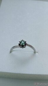 prsten se smaragdem a zelenými diamanty ve stříbře (Ag)
