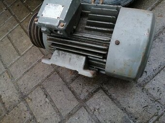 MEZ MOHELNICE 3 FÁZOVÝ MOTOR