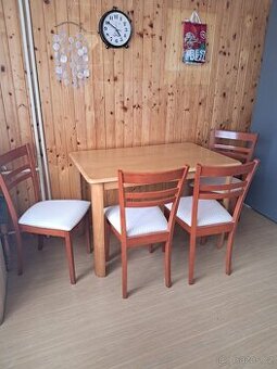 Jídelní stůl + 4 židle
