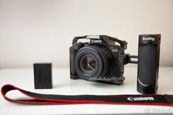 Canon EOS R50 + 2 baterie + smallrig + 50mm f/1.8 objektiv