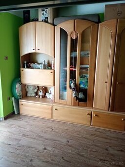 Světlá obývací stěna