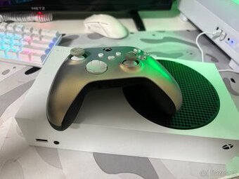 xbox series s s ovladacem