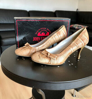 Nové kožené lodičky zn.Garfield na podpatku vel.41