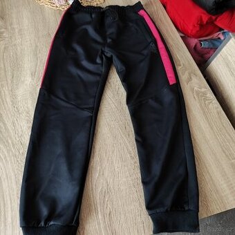 Krásně tepláky KUGO pro holčičku vel. 146