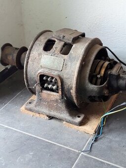 Historický otevřený motor s řemenicí