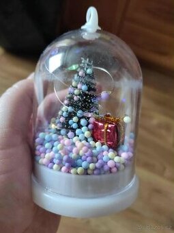 Malá vánoční baňka se stromečkem, kuličkami a světýlky