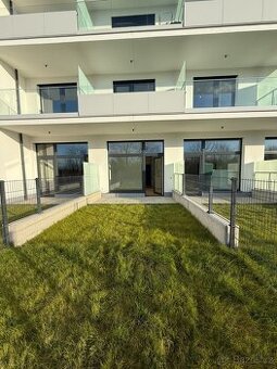 Pronájem nového bytu 1+kk se spacím koutem, terasou, zahrado - 1