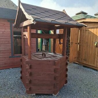 Zahradní dřevěná studna-rumpál