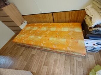 Různý starší kusý nábytku