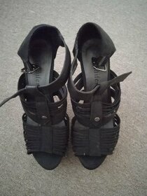 Letní boty na podpatku