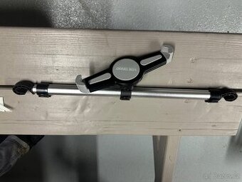 Držák na tablet do auta mezi sedačky.