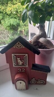 Dřevěný baráček - domeček na parapet okna č. 21