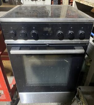 Elektrický sporák Gorenje se sklokeramickou deskou a troubou